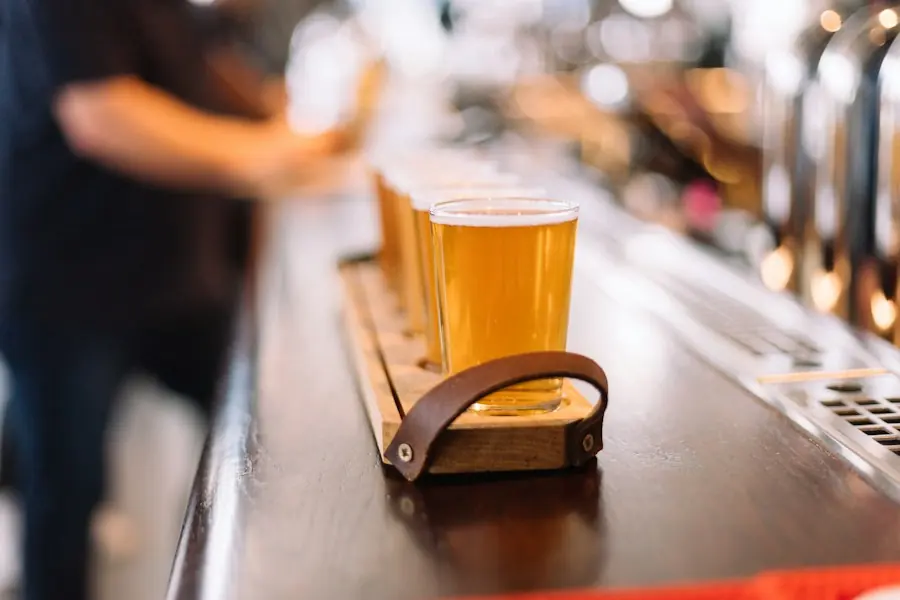 Assaggi di birra sul bancone con le colonne di spine sullo sfondo