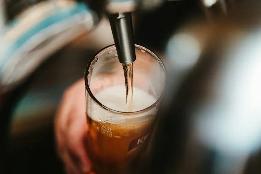 Una birra che viene spillata in un bicchiere